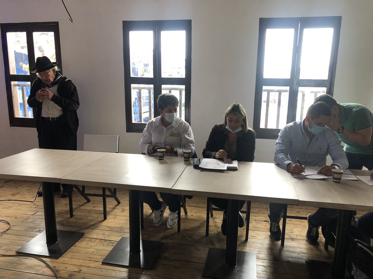 Conmarcap's tweet photo. Alcaldes de zona de influencia de embalses, se reúnen a esta hora en réplica de @Alcaldiapenol con congresista @estebanquincar para enriquecer proyecto de Ley que busca establecer el Impuesto Predial Compensado en los municipios que tienen predios en embalses que generan energía. https://t.co/KHP97Sg0Fy