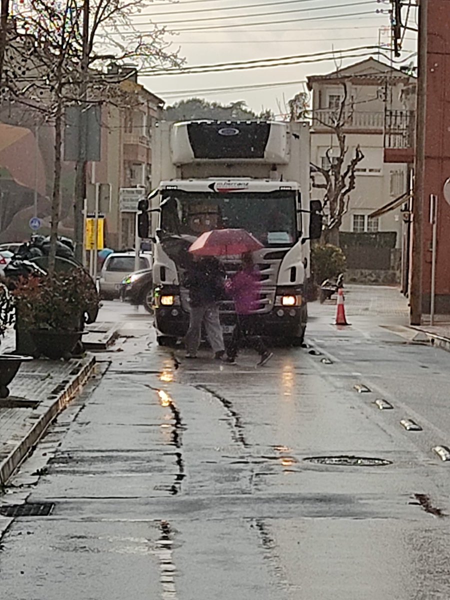 AfaGranes's tweet photo. Avui, a les 16:28 quan els infants de primària ja eren al carrer i començaven a sortir els d'infantil, un camioner ha tret la tanca de protecció i ha passat tranquil·lament davant les portes d'infantil del @ceipgranes 
Per sort, avui, no ha passat res ! https://t.co/ek9YiPRNTd