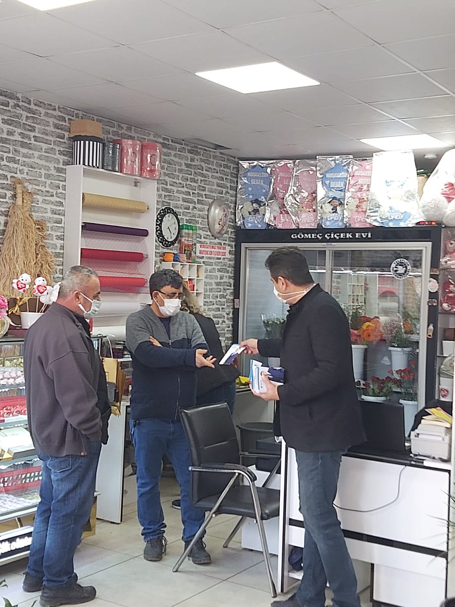 DevaGomec's tweet photo. Deva Partisi'nin birinci kuruluş yıldönümünde Gömeç ilçe başkanımız Zeki Odabaşı ve yönetim kurulu üyemiz İhsan Canyurt, Gömeç esnafına birinci kuruluş yıldönümü broşürümüzün dağıtımı çalışmasına katıldılar.
#DEVA1yaşında https://t.co/Uy6XGCDfoQ