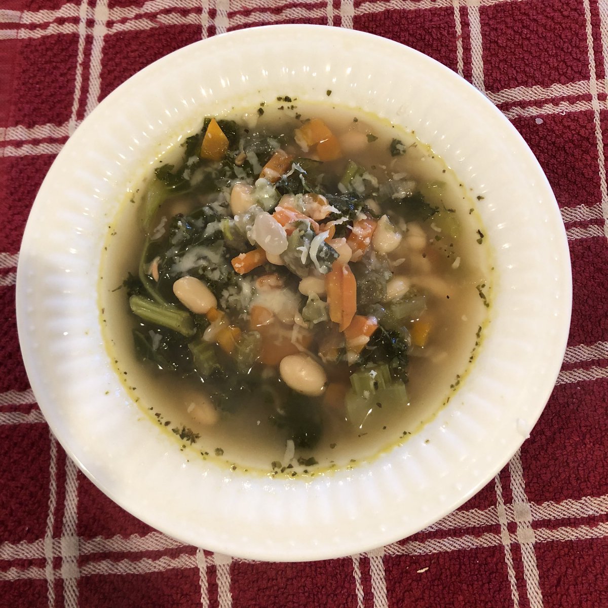 nutrigirl's tweet photo. Show me how you personalize your plates (or bowls) during #Nationalnutritionmonth Vegetarian white bean soup with kale & cannellini beans. @PaigeWagnerRDN @MJLudy @JasonRobertsRD Tag some friends to share. #haveaplant @Fruits_Veggies #bekaleful https://t.co/cIIAa383KZ