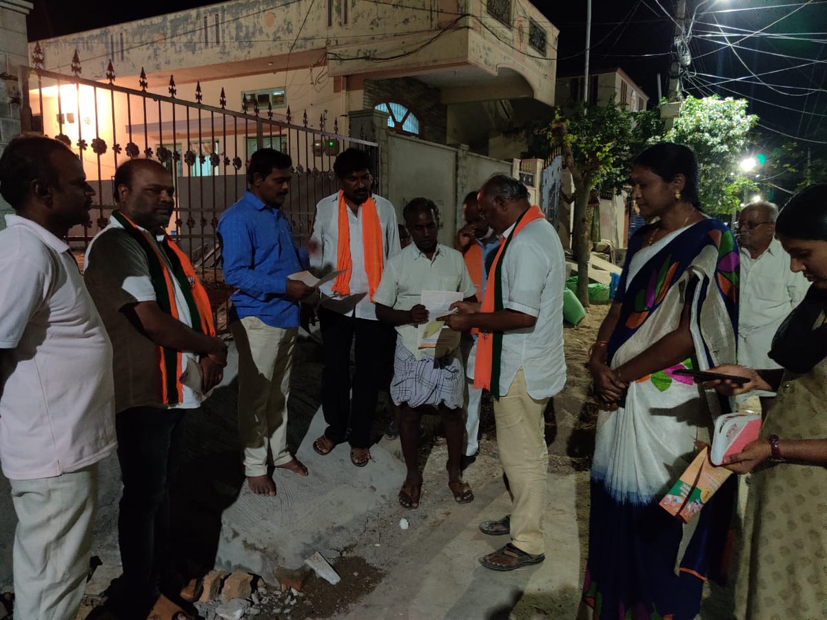 RajavardhanBJP's tweet photo. ఈరోజు సాయంత్రం 7 గంటల నుండి వనపర్తి జిల్లా వనపర్తిటౌన్ ఐజనగర్, సాయినగర్ కాలనీలలో ఇంటింటికి వెళ్లి  గ్రాడ్యుయేట్ ఓటర్ లను కలిసి మా భారతీయ జనతా పార్టీ MLCఅభ్యర్థి రాంచందర్ రావుగారికి(S.L No-2)మొదటి ప్రాధాన్యత ఓటును ఎయ్యవలసిందిగా నేను రామన్ గౌడ్,పద్మమ్మ,కల్పనమ్మలతో పాల్గొన్నాను https://t.co/TnCtr8Et6L