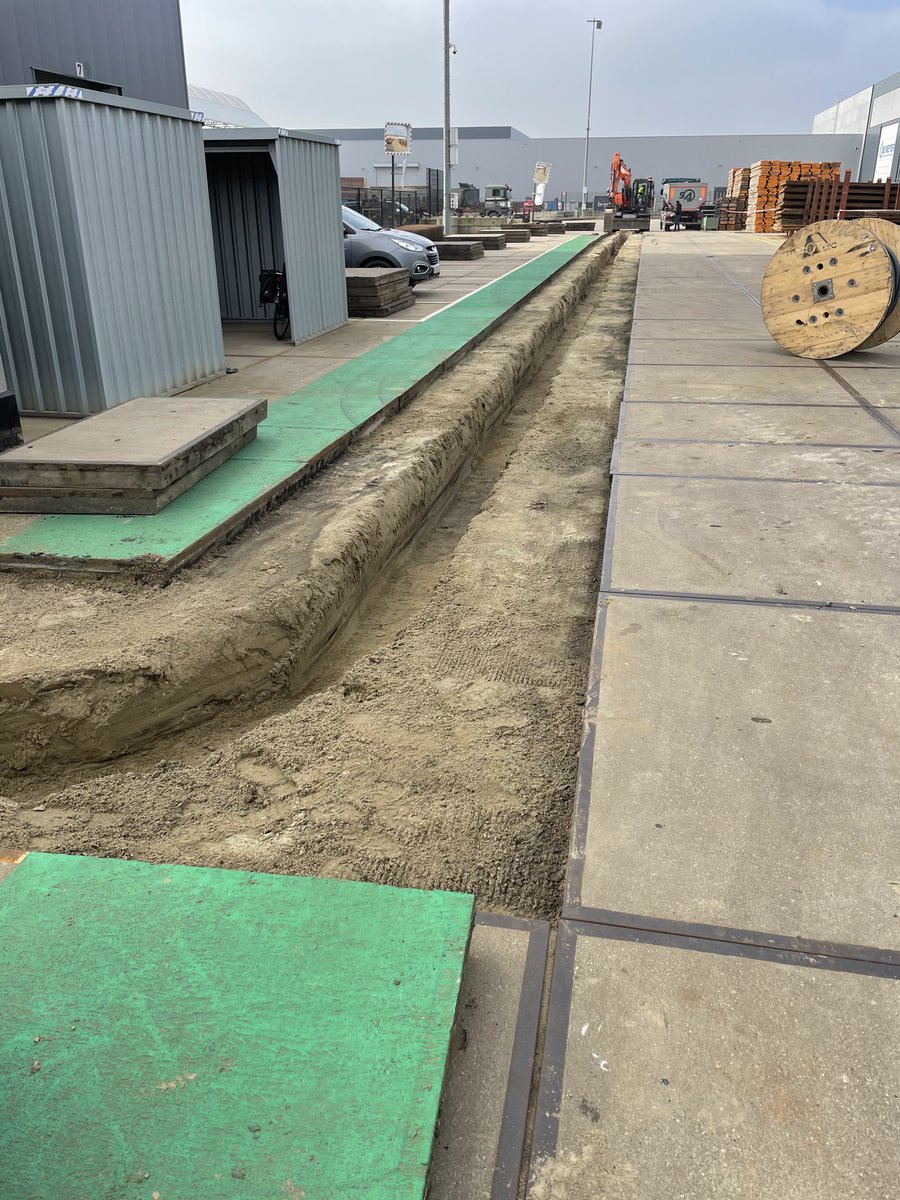 Stelcon_Belgie's tweet photo. Een schoolvoorbeeld uit de praktijk die één van de vele voordelen van Stelcon-platen aantoont: de
ondergrond blijft altijd makkelijk toegankelijk voor extra nutsvoorzieningen zoals hier met extra bekabeling bij de installatie van zonnepanelen. #stelcon #betonnenvloerplaten https://t.co/kU03N3xXsQ