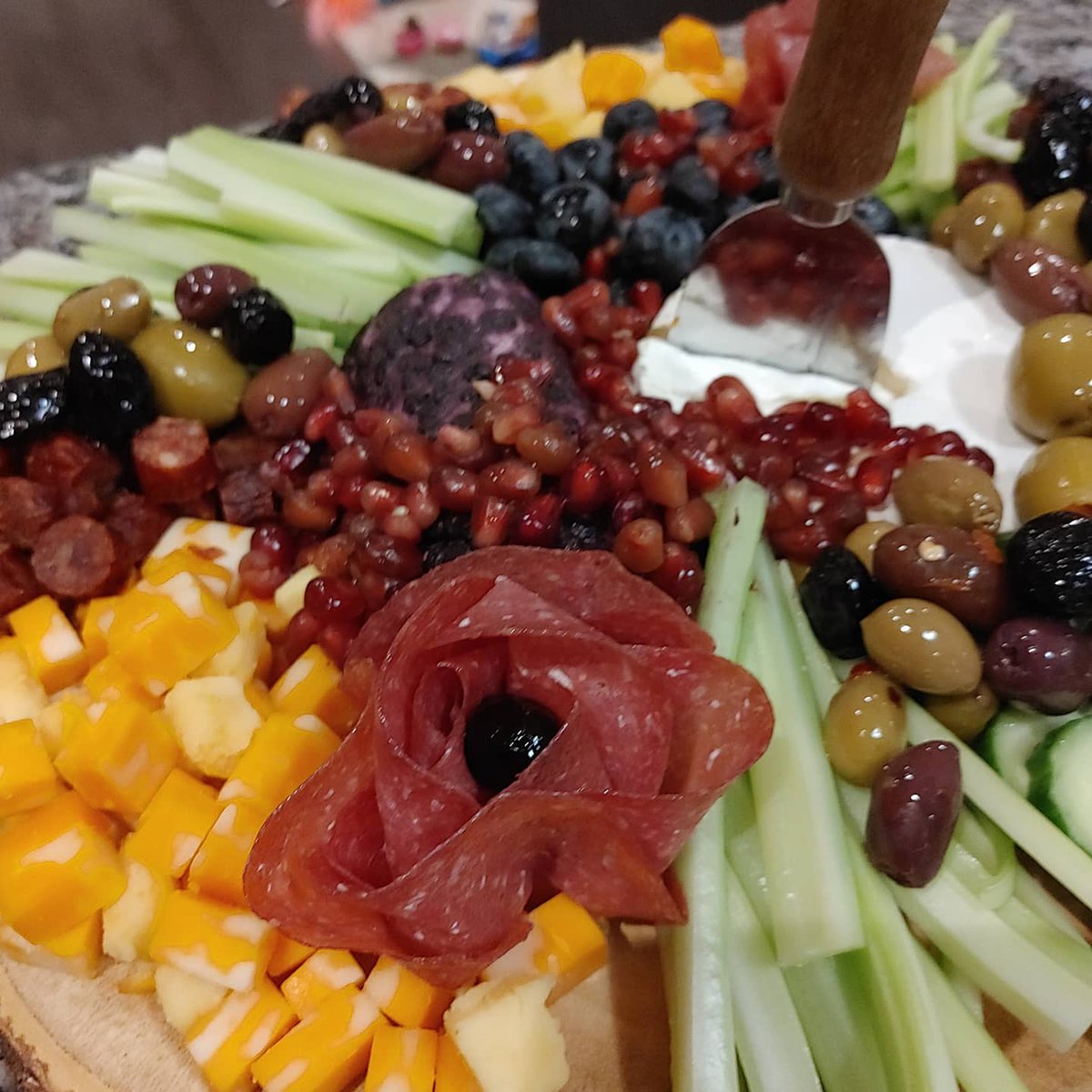starontheboard's tweet image. #beautiful!!!

Our #customers never let a good #charcuterieboard go to waste!!

#Cheeseboards #fruit #friends #eat #event #hungry #orders #curbsidepickup #delivery #delicious #brie #drymeat #beefsalami #beefpepperettes #farmboy #watercrackers #olives  #family  #StarOnTheBoard