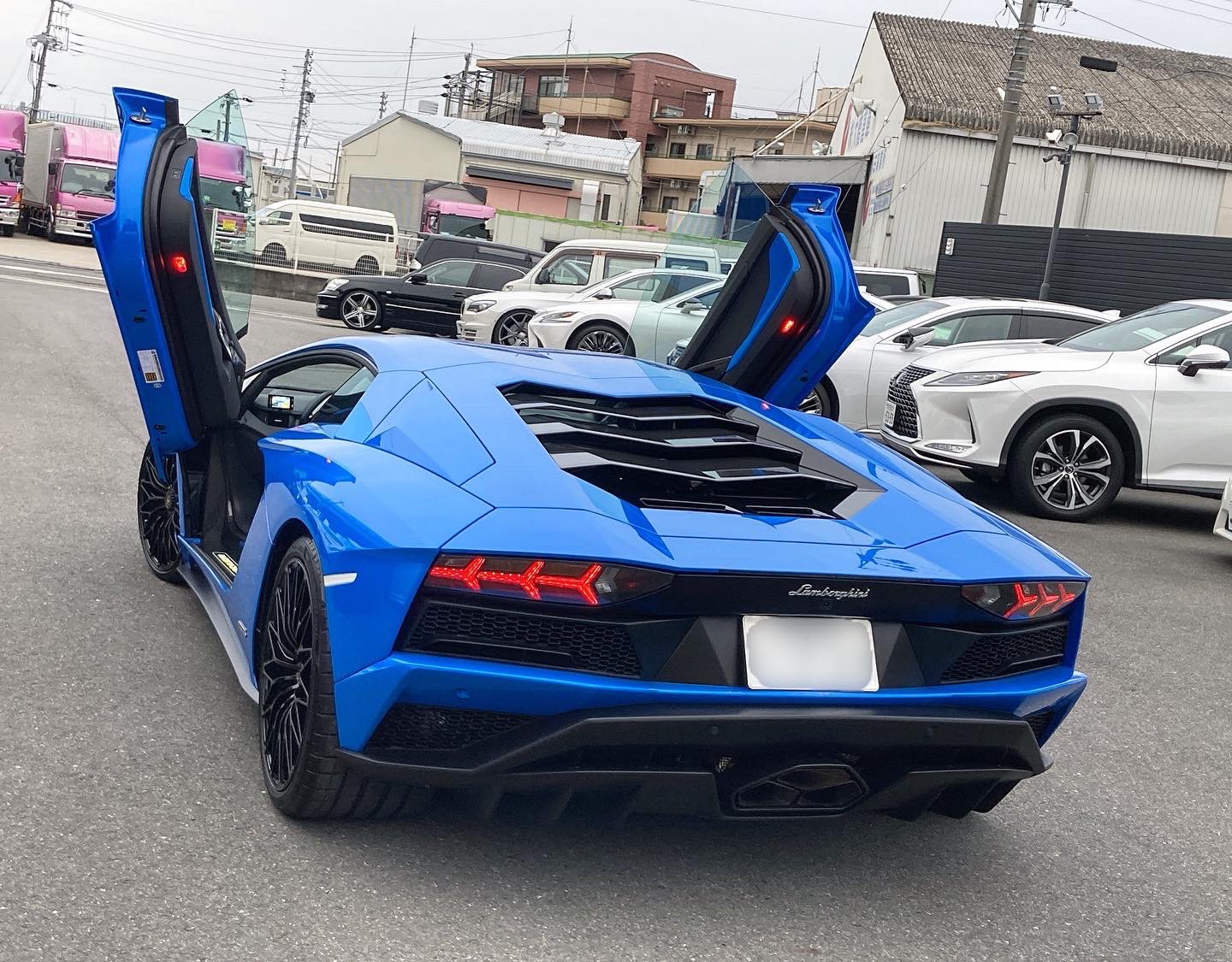 川口 貴史 J Auto 代表 ランボルギーニ アヴェンタドールs 無事に納車しました 車屋歴18年でここまで気を使った車はキミが初めてだよ Ww ランボルギーニ アヴェンタドール 納車 記録更新 4500万円オーバー 車探し ｊオート T Co