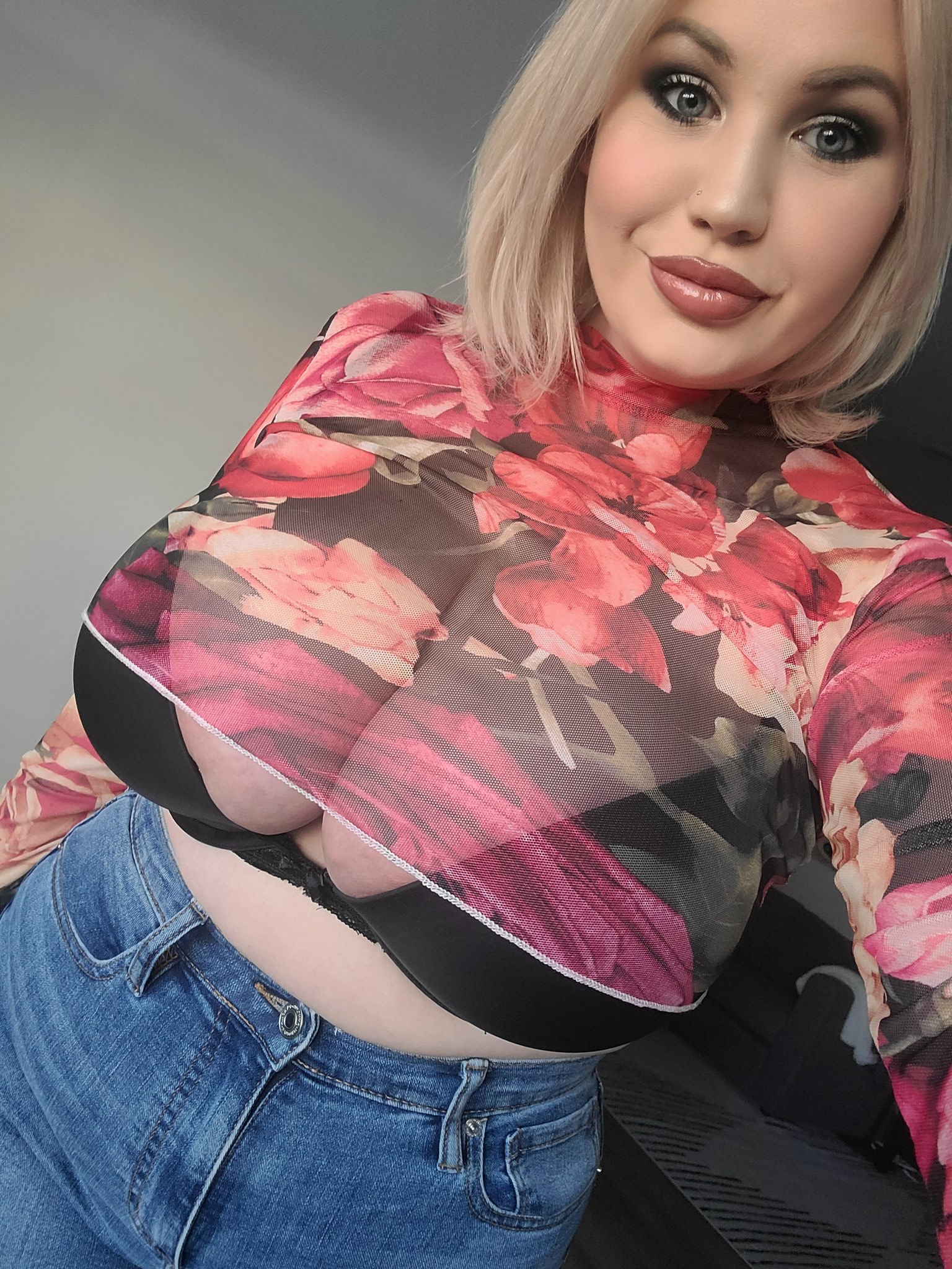 1 pic. Crop tops are always a challenge 😭 https://t.co/tZBuhHGv9l