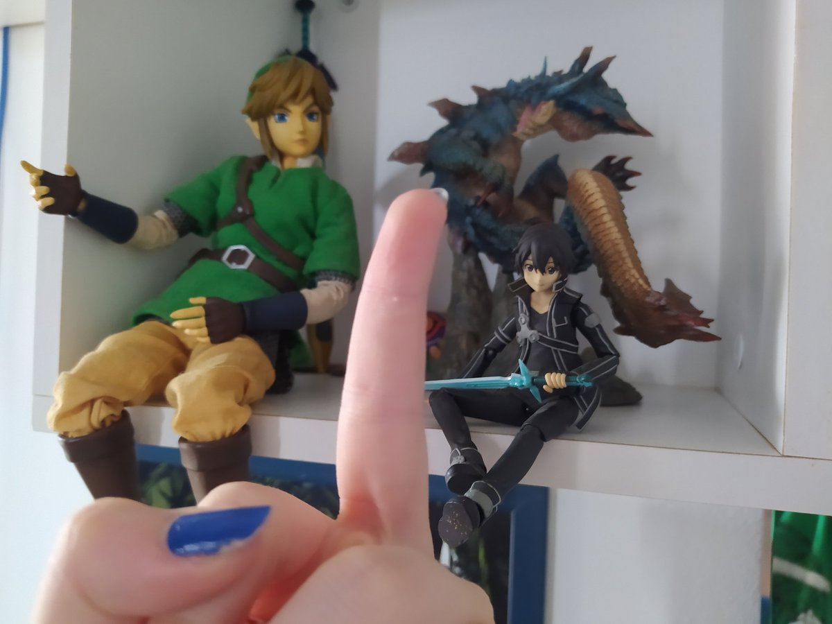 FalaZelda's tweet photo. as vezes eu fico pensando no surto q foi ter comprado figure do Kirito quando Sword Art Online ainda tava na primeira temporadakkkkkk https://t.co/tkr8XVHpqA