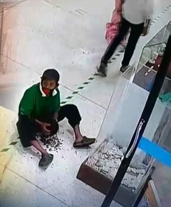 คุณตา ควักเหรียญบาทกองโต หยอดตู้บริจาคของ รพ. โดยตาบอกว่าไม่ได้มาหาหมอแต่มา รพ.เพราะนำเงินมาบริจาค เดินทางมาจากถ้ำสิงห์(กว่า 20 กม.) คุณตานั่งโกยเหรียญบาทออกจากกระเป๋า พร้อมถามว่า "พอจะซื้อเตียง(ให้คนป่วย)ได้หรือไม่ จนท.รพ.เลยตอบว่า ได้ค่ะร่วมด้วยช่วยกัน 

Cr. Jum natcha sukpol