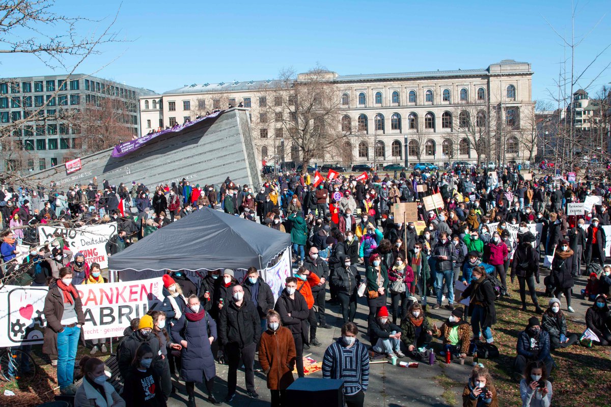 femstreik65's tweet photo. Frauen*kampf heißt Kampf der profitorientierten Gesundheit! Wir haben gestern mit dem @WalkofCare1 @fem_dialogues @baga_berlin @KeineProfite @brot_und_rosen @FemStreik eine kraftvolle Kundgebung zum #8M2021 veranstaltet. 
Fotos: Philippe Pernot https://t.co/IeLU5BO1Fa