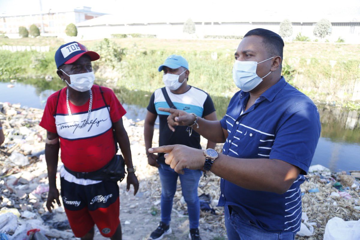 surorientebaq's tweet photo. El pasado 22 de febrero atendimos el llamado de la comunidad que reside en la carrera 25 con calle 5, barrio La Luz, junto al Caño de la Ahuyama, quienes pedían a gritos una limpieza, pues convivían con un basurero a cielo abierto a su alrededor. (Abro hilo) https://t.co/LcFM9QELLm