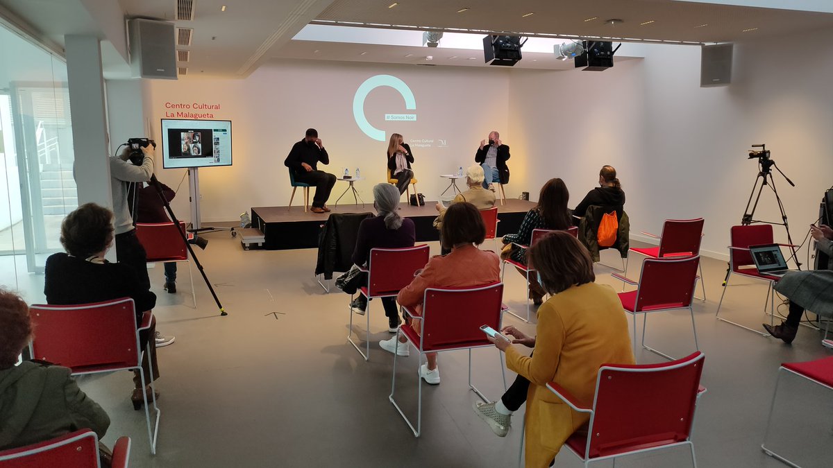 PacoGrinan's tweet photo. De vuelta a lo presencial en el centro cultural #LaMalagueta con la charla de @fernandomarias, #JesusLens y @MartaRoblesG para hablar de literatura negra @diputacionMLG https://t.co/L85vBD4E3g