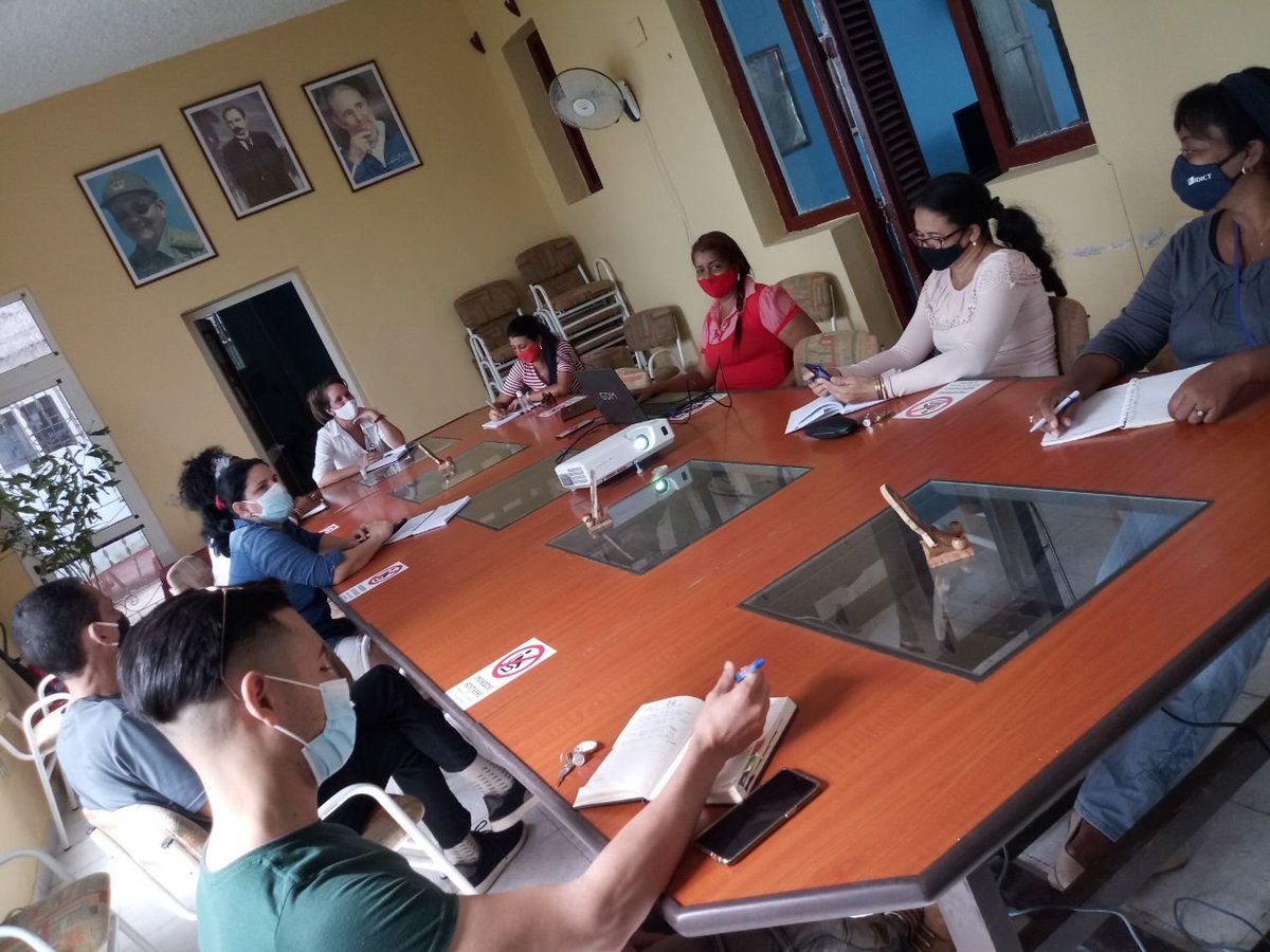 IDICT_Cuba's tweet photo. Se realiza en el #IDICT, encuentro entre el Departamento Comercial, Asesores y la Dirección de Información, con el objetivo de fortalecer la Cartera de Productos Servicios del #IDICTSede

#58AñosPotenciandoInnovaciónYConocimiento #CIGETs #AENTA #CitmaCuba #Cuba 🇨🇺 https://t.co/BL0NriNOgp