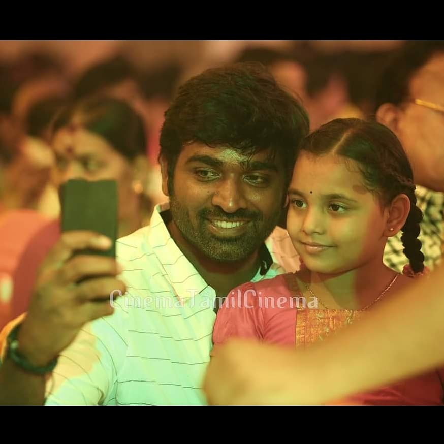 TIRUVARUR_VSPFC's tweet photo. வாழ்ந்தா இந்த மனுஷன போல நாலு பேருக்கு முன் உதாரணமா வாழ்ந்துட்டு போகனும் 💯
@VijaySethuOffl @TIRUVARUR_VSPFC
.
.
,
#MakkalSelvan
#VijaySethupathi #senthilkumar_msvs #NenjamMarappathillai #sjsuryah @kumaran_VSP @VijaySethuOffl @Ramana_vjs23 @manida0143 https://t.co/RkYx5tzrUg