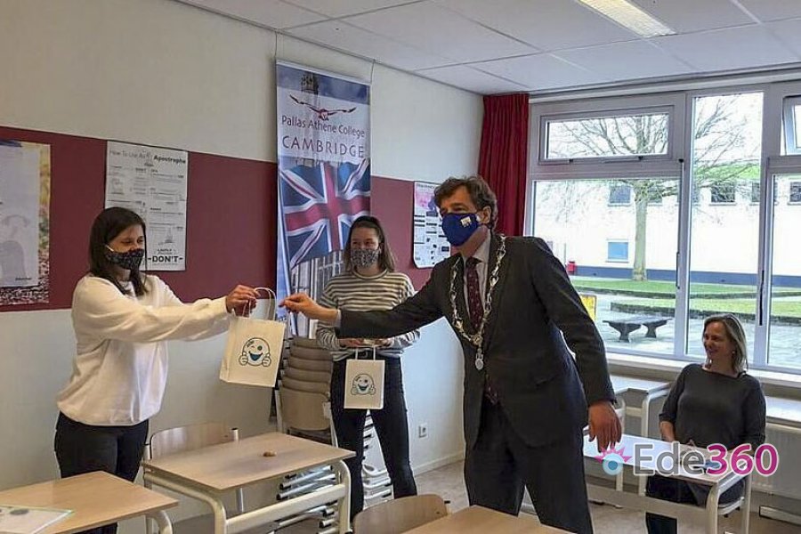 Ede360's tweet image. Burgemeester verrast Iris en Fleur na werkstuk over Coronamaatregelen en jongeren rondom.in/beeld/63k Ede360