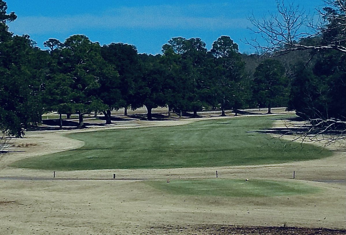 AustinGrimshaw's tweet image. Wrapping up our @SimplotTurf winter colorant work at Camden with @nprice23.  This fairway with #LumenLux had a 45% reduction in paint usage from a traditional application.  Using a combination of #ColorPack products to maintain color can reduce costs and wear on equipment.