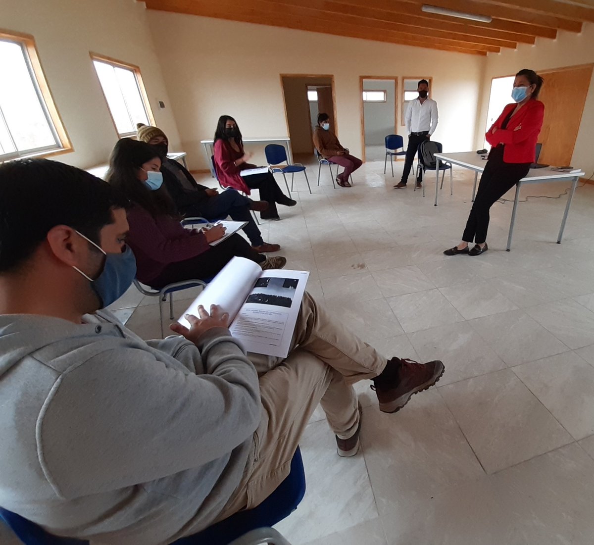 sernaturcoquimb's tweet photo. Directora @sernaturcoquimb @ange_funes entrega antecedentes del proceso de recertificación #Starlight del Parque Nacional Fray Jorge a comunidad Peral Ojo de Agua de #Ovalle https://t.co/x5Z5wRgIeZ