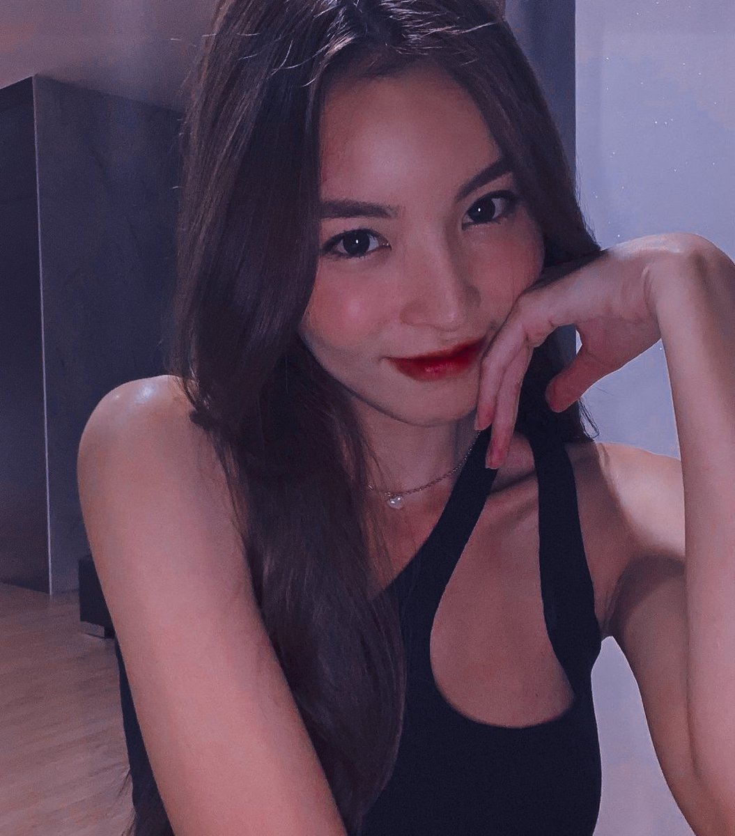 yukiiyooo_'s tweet photo. sacred spring.
she, whose eyes are beauty,
lips are coloured like red plum,
you'll never know it's negativity,
you'll never know what it'll become
- @prisexyy 
#GLSD #glselcaday https://t.co/KbcKNDWO1g