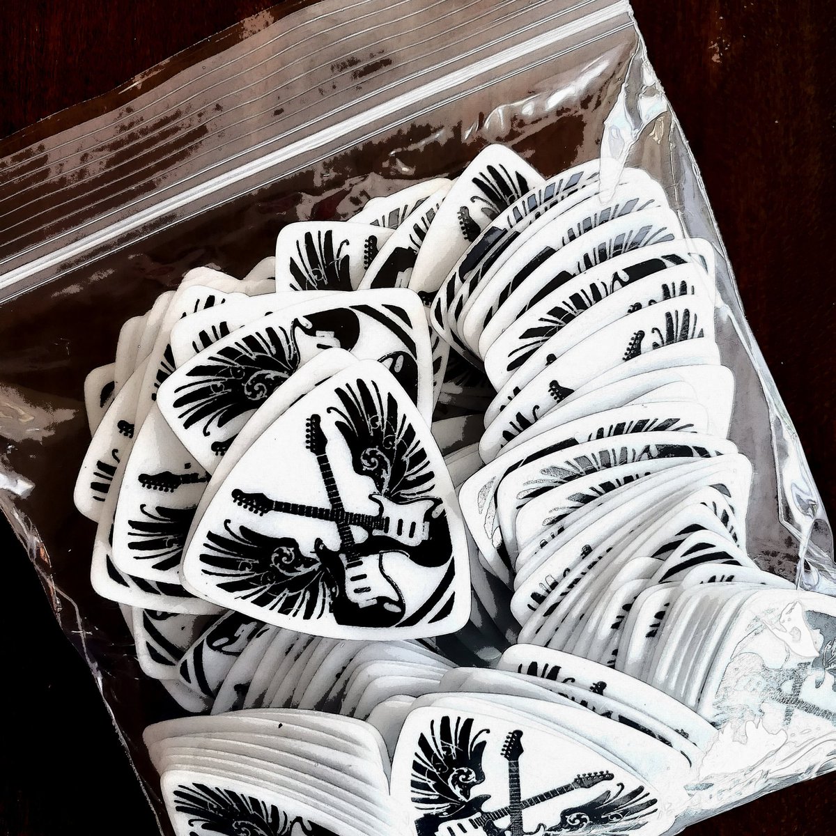 thekellyvaughn's tweet photo. Nothing gives me that warm squishy feeling like a new bag of custom picks with my logo.  Thank you Clayton Guitar Picks! https://t.co/THb7E5W20W #steveclaytonpicks #custompicks #guitarpicks #kvband #kellyvaughn #thekellyvaughn
https://t.co/FGZpJQ1ocz https://t.co/CTdt0bwaRS