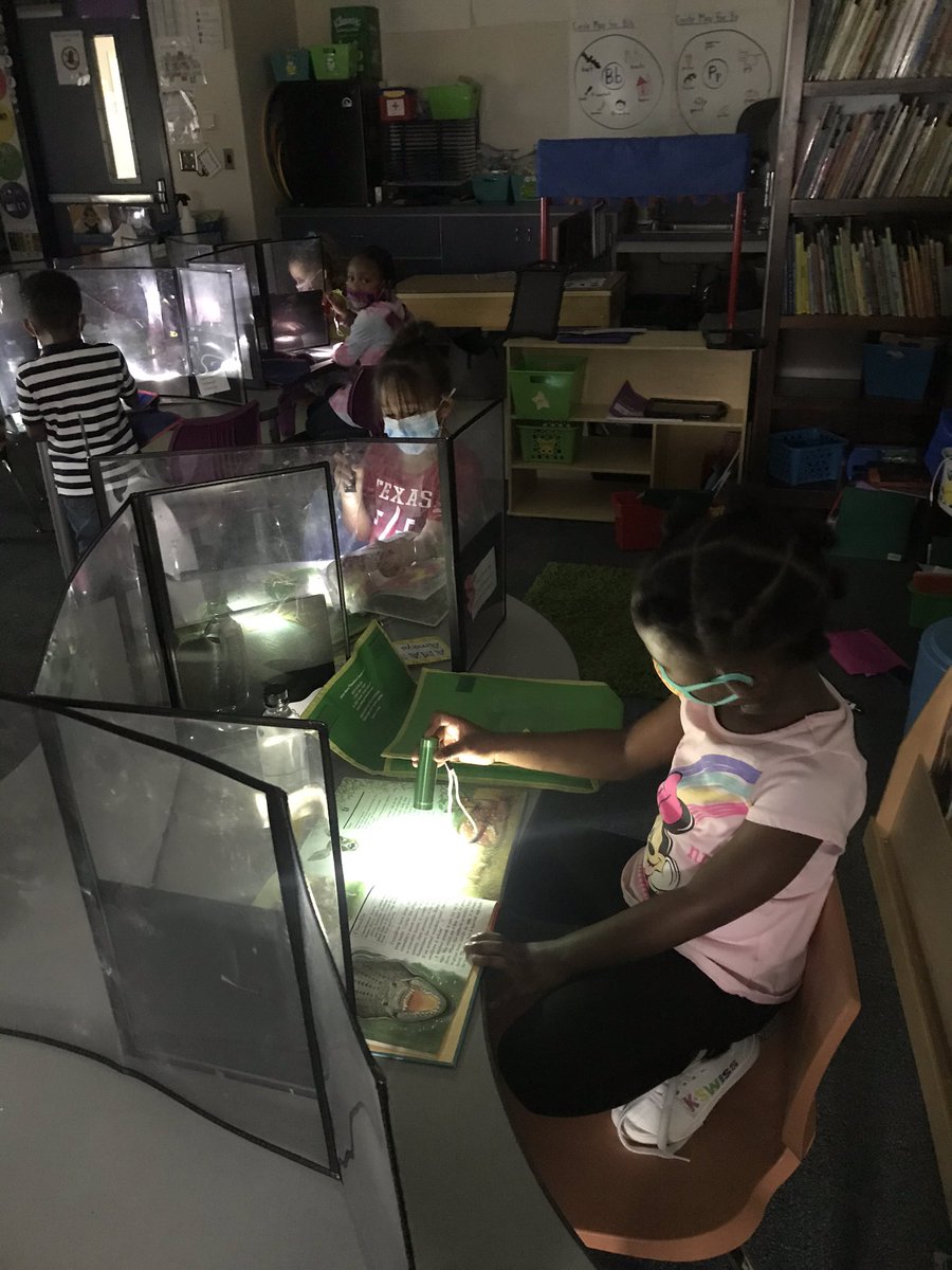 AckelsEmma's tweet photo. Just a quick (late) post from #ReadAcrossAmerica2021 as Pre-K has so much fun with flashlight reading! #experienceSLE https://t.co/soMRgPLdGQ