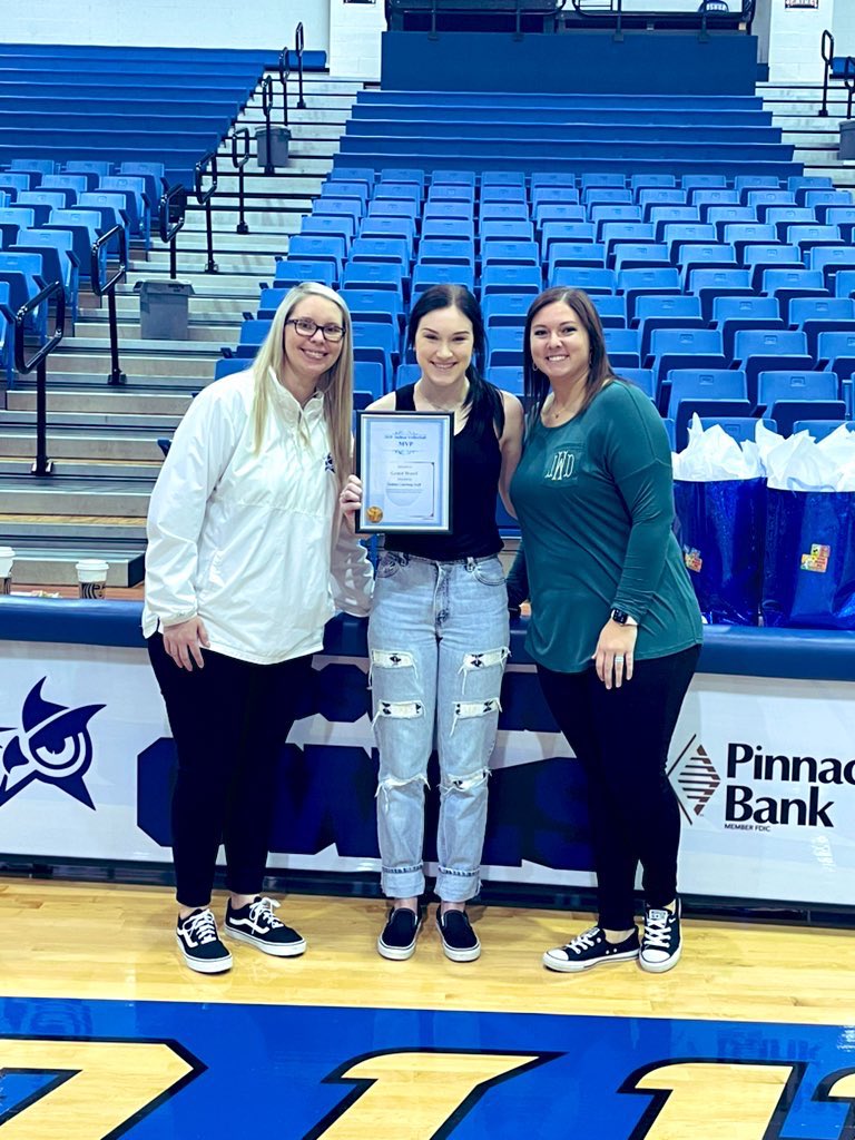 JhsOwlsvball's tweet photo. Better late than never! We finally got celebrate the 2020 volleyball season &amp; all the amazing accomplishments &amp; crazy obstacles these girls had to face. 

Varsity:
Owl Pride: Peyton Abbot
Defensive player: @peytoncole05 
Offensive Player:@RumfieldRylie 
MVP: @LillianG_wood21 https://t.co/mI0qvbN0NR
