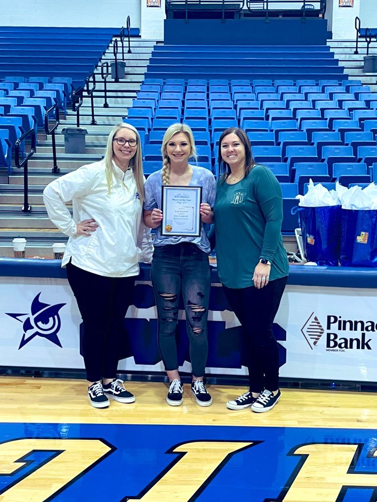 JhsOwlsvball's tweet photo. Better late than never! We finally got celebrate the 2020 volleyball season &amp; all the amazing accomplishments &amp; crazy obstacles these girls had to face. 

Varsity:
Owl Pride: Peyton Abbot
Defensive player: @peytoncole05 
Offensive Player:@RumfieldRylie 
MVP: @LillianG_wood21 https://t.co/mI0qvbN0NR