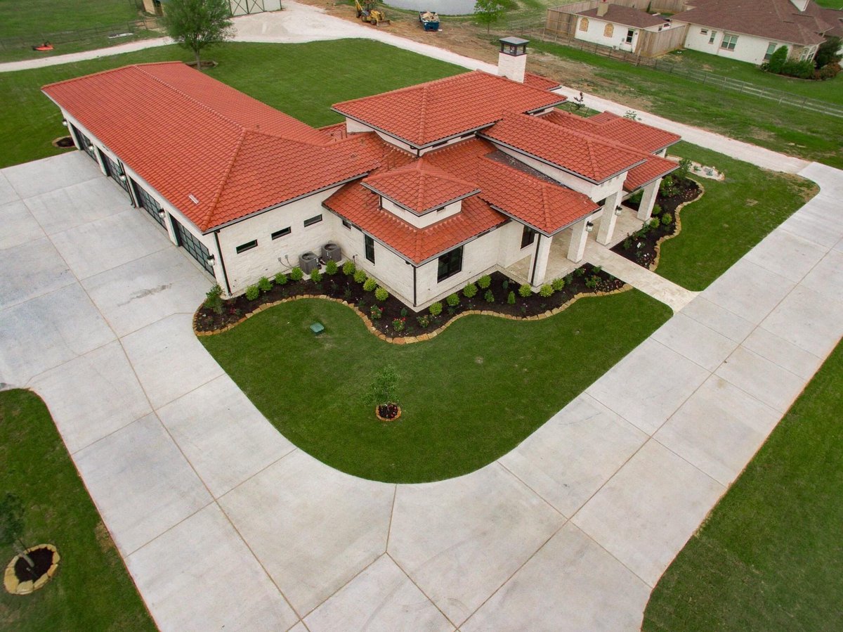 Justbillionaire's tweet photo. Did someone say 8 car garage?! https://t.co/XKJP3n5Txm