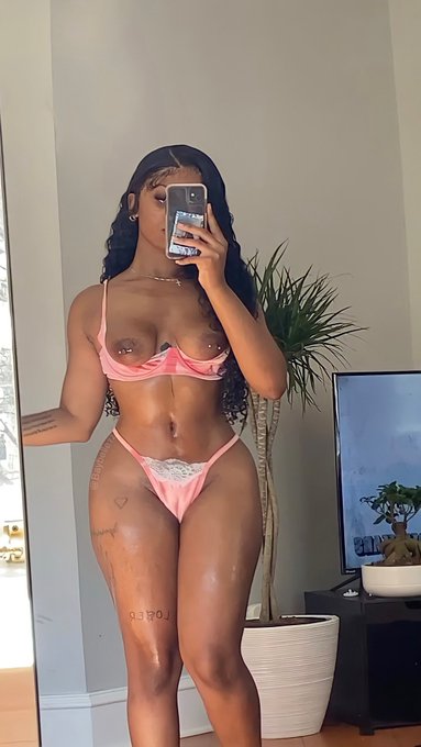 no bbl, no working out. just genes lol https://t.co/sJyMicRVH0<a href="/tag/tittytuesday"class="tags"><span>#tittytuesday</span></a>