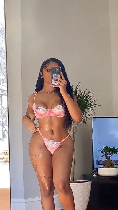 no bbl, no working out. just genes lol https://t.co/sJyMicRVH0<a href="/tag/tittytuesday"class="tags"><span>#tittytuesday</span></a>