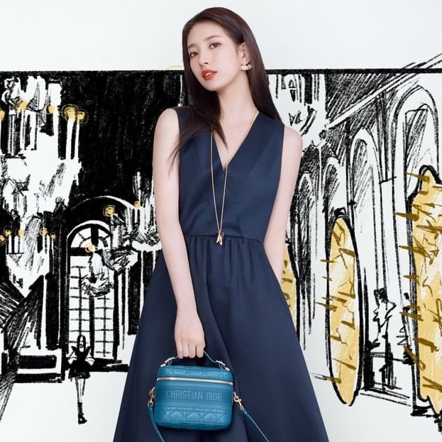 KGB.🕵️‍♀️🍀 wonderwhatever. on X: #수지 210309 Suzy x Cosmopolitan HK for  Dior AW21 👜: DIOR small diortravel vanity case in deep ocean blue ($3,000)  #SuzyxDior  / X