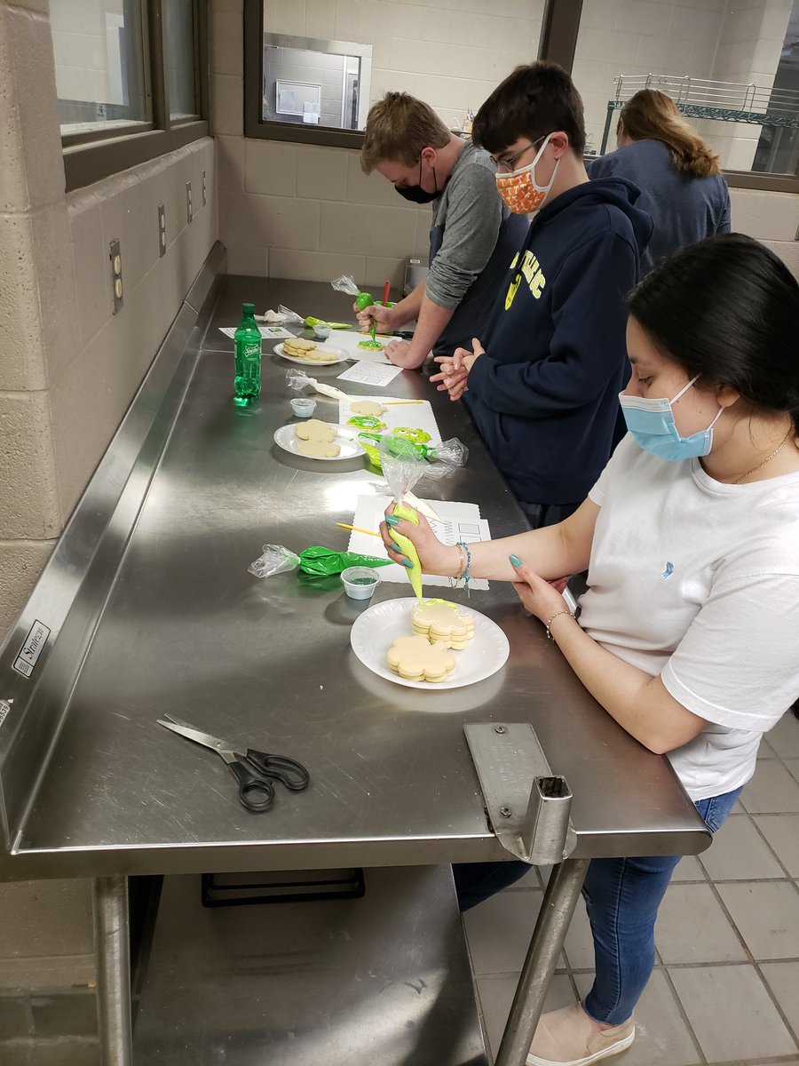 sghstarcafe's tweet photo. Laura Watson from Laura's Cookie Studio came to class today to teach the students about cookie decorating! We had so much fun!! #cookiedecorating #culinaryarts #royalicing #StPatricksDay2021 https://t.co/CFd3cYFu1x