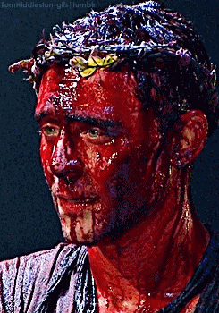 jakelinesanders's tweet image. No one looks this good and sexy with fake blood on their faces! Only Tom Hiddleston can look this beautiful always!
#TomHiddleston @HiddlestonSpam #HiddlesLetterC #Coriolanus