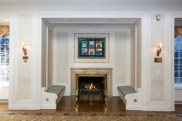 house_henderson's tweet image. A pair of built-in benches surround a gas fireplace in the foyer. This room’s fireplace is just one of the eight  fireplaces in the property.

Discover #HendersonHouse. Visit thehendersonhouseweston.com

#onlyinmassachusetts #Boston #Weston #Reopening #HappeningSoon #springiscoming