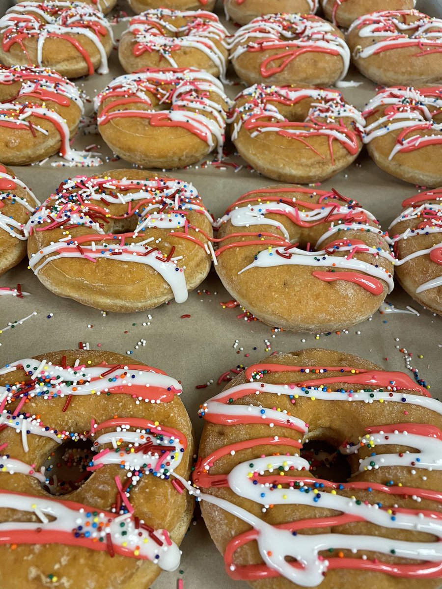 kgalinskytng's tweet photo. Beautiful donuts were prepared for our students for Valentine’s Day festivities! #tngfeedskids https://t.co/fWcFAarbWx
