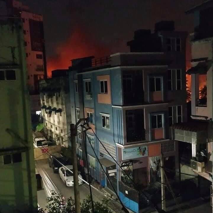 Evidence : Military Terrorists burning barricades and committing arson in Thingyangyun, Yangon. Residents are suffering from the smoke. This act could set the whole township on fire. They are not police, they are ignorant criminals. 

#WhatsHappeningInMyanmar #Mar9Coup