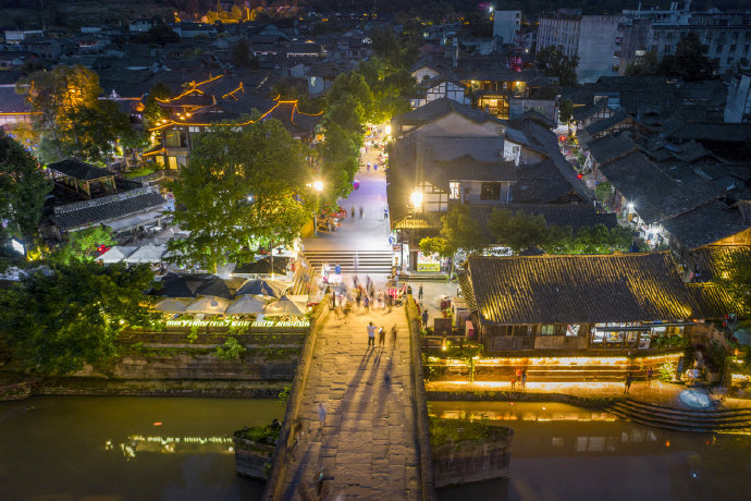 Chengdu_China's tweet photo. The #Pingle Ancient Town is located in #Qionglai City in western Chengdu.
Visitors will appreciate the sceneries of ancient style architectures/river sights and experience the idyllic lifestyles there.
#springout #ancienttown #worldtourismcity #WorldCulturalandCreativityCity https://t.co/GTaE4Ej2R9