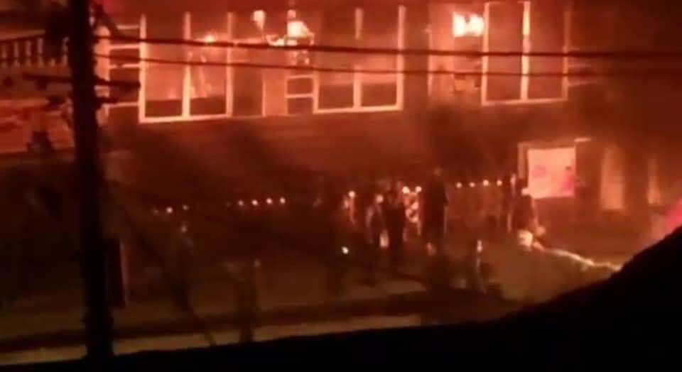 WahShinn's tweet image. Just in.Police and Military (Myanmar Junta)
Burn civillian's building at Thingangyun,Yangon.
@DrSasa22222 @freya_cole @UN_HRC @UNHumanRights @USEmbassyBurma
#MyanmarMilitaryCoup #myanmarjuntabrutality #burnbuilding #CrimesAgainstHumanity #WhatIsHappeningInMyanmar
#Mar9Coup