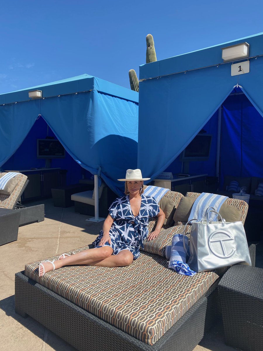 SonjatMorgan's tweet image. Usually #pinkismycolor but blue isn’t so bad either? Maybe the sun is getting to me 😂

#blueskies #sunshine #goodtimes #talkingstick #cabanalife #workation

#sonjamorgan #rhony #bravotv