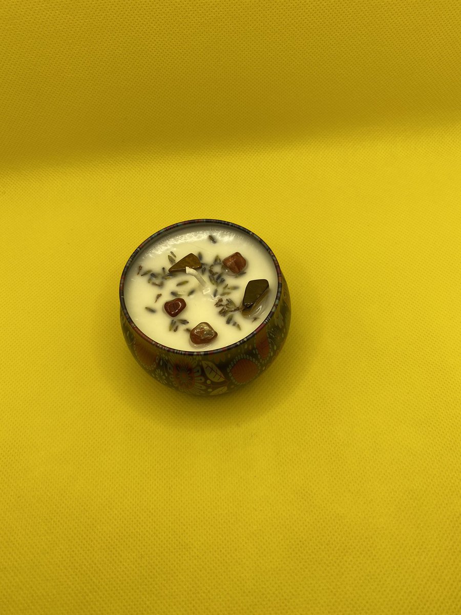 PickYourWickCo's tweet photo. 6 oz. Flower Tin Candle 
Made with 100% white soy wax with dried lavender, red jasper, tiger’s eye, and labradorite crystals. So pretty 🥺 https://t.co/RT8tkv1g6x
