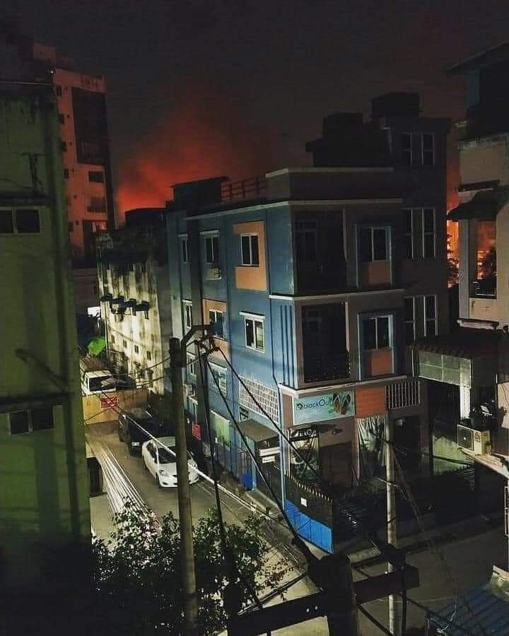 WahShinn's tweet image. Just in.Police and Military (Myanmar Junta)
Burn civillian's building at Thingangyun,Yangon.
@DrSasa22222 @freya_cole @UN_HRC @UNHumanRights @USEmbassyBurma
#MyanmarMilitaryCoup #myanmarjuntabrutality #burnbuilding #CrimesAgainstHumanity #WhatIsHappeningInMyanmar
#Mar9Coup