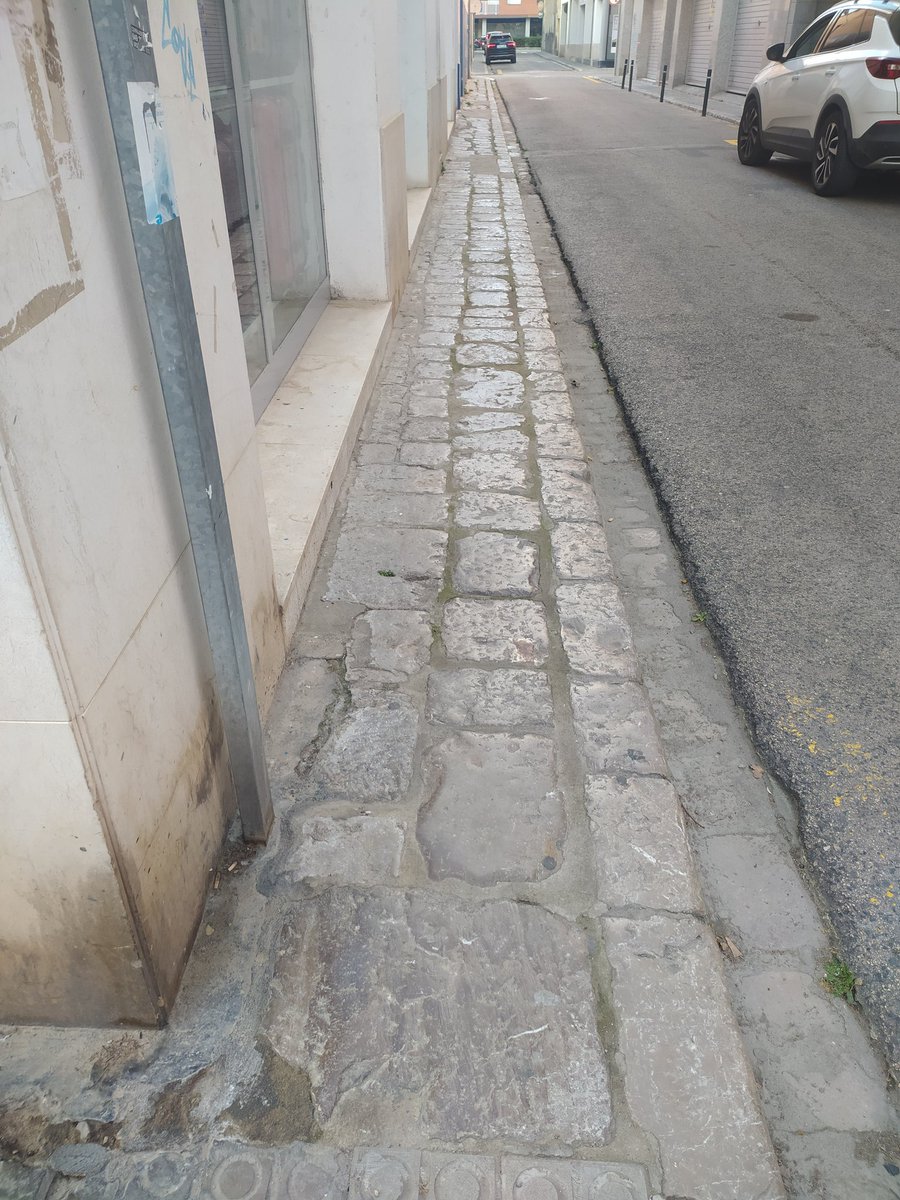 LegnanoVNG's tweet photo. Arqueologicament parlant, aquesta antiga vorera del carrer Matanzas de Vilanova em té el cor robat. No n'he vist cap més de semblant a tota la ciutat.
#arqueologiaurbana
#cosesdevng https://t.co/C1qKy47ZUN