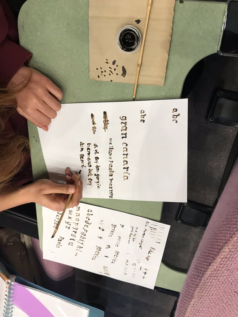 LeonorZozaya's tweet photo. Hoy he organizado una clase para escribir letra #gótica con #cálamo y #tinta casera, y mis nuevos #tinteros, para mis adorables estudiantes de #paleografia (2º, @fgh_ulpgc @ULPGC )

🇬🇧 My teaching lesson today about trying to write gothic letter with #calamus &amp; new #inkpots https://t.co/qj1wzflNtE