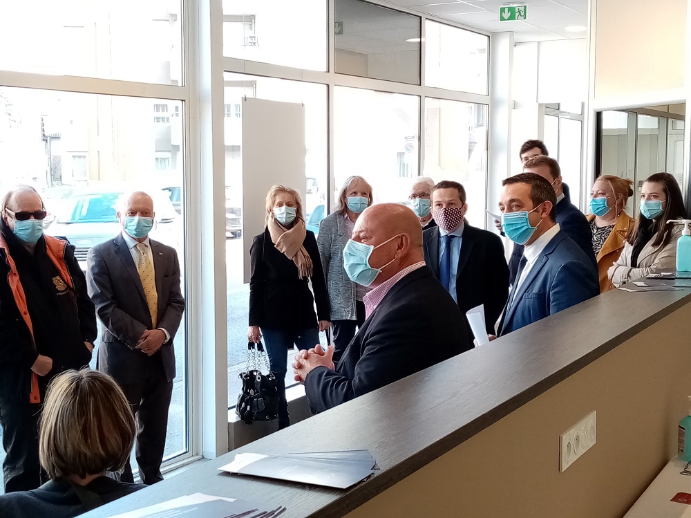 pole_lyon's tweet photo. Le Pôle Funéraire Public a inauguré ce matin sa 8e agence à Rillieux-La-Pape, en présence d’@AlexVincendet, maire de Rillieux-La-Pape, d'@AudreyHenocque et de Jean-Philippe BERNIER, et réaffirme son engagement d'accompagner dignement les familles en deuil et leurs proches. https://t.co/oqh6YKnAnU