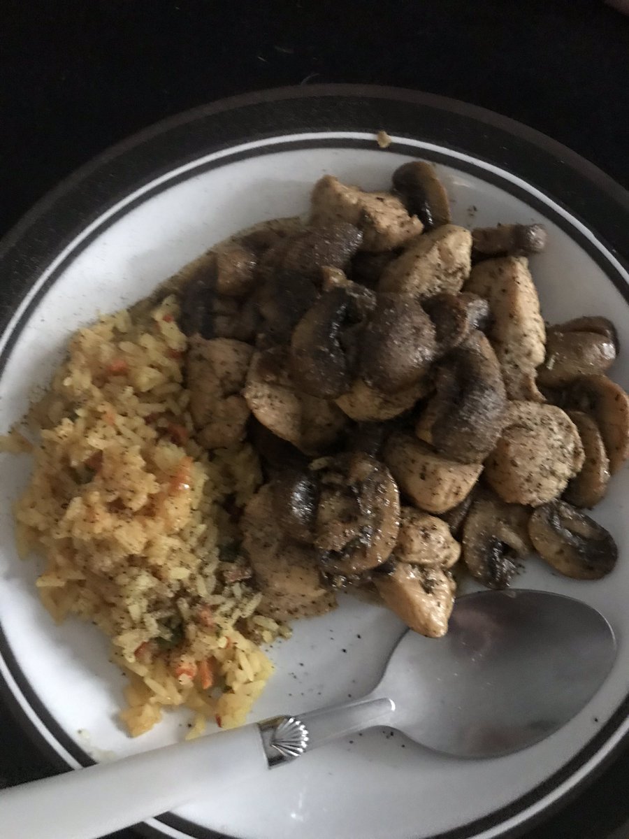 Moz0373Runner's tweet image. #teatime chicken with mushrooms (flavoured with dried mixed herbs, garlic, salt and pepper) with rice #simplebuttasty washing it down with a cuppa green jasmine... day 21/40 no snacks #Lent2021