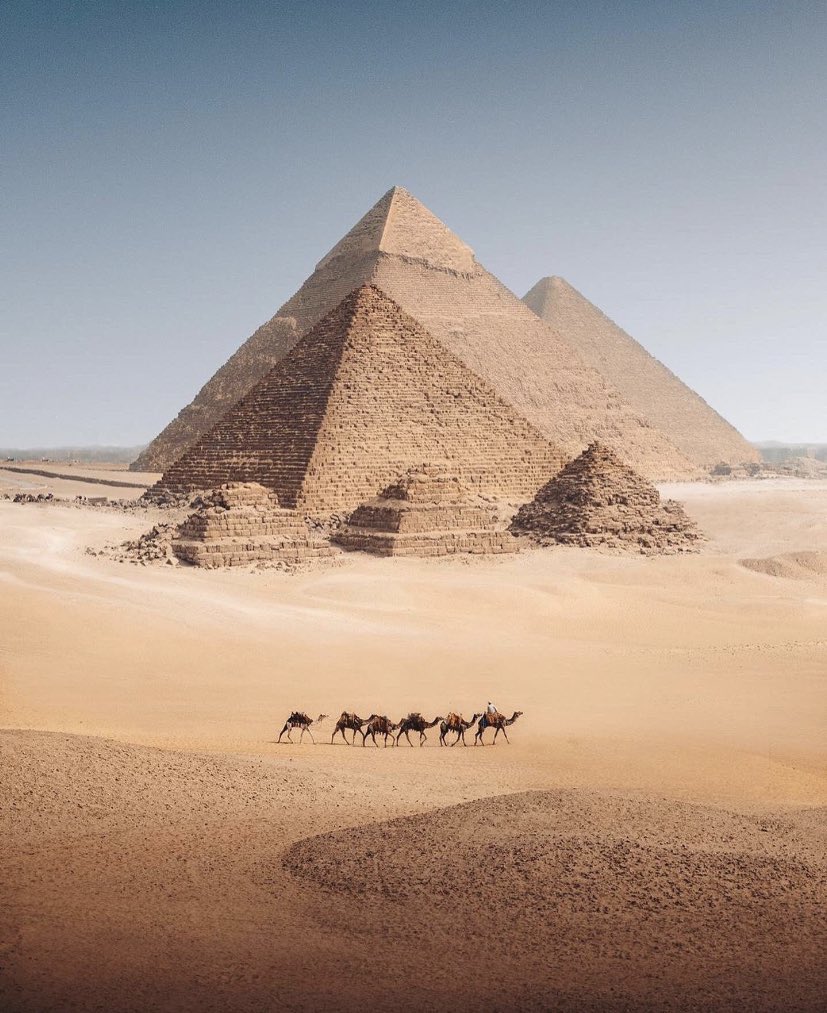 ScribeFlash's tweet photo. Les grandes pyramides de Gizeh, Égypte 🇪🇬 https://t.co/nEqTZS7F3c