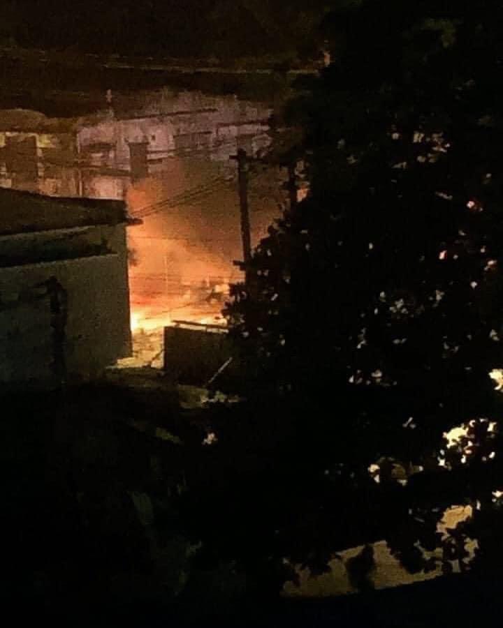 khinezarthwal's tweet image. Just in.Police and Military (Myanmar Junta)
Burn civillian's building at Thingankyun,Yangon.

#MyanmarMilitaryCoup #myanmarjuntabrutality #burnbuilding #CrimesAgainstHumanity #WhatIsHappeningInMyanmar