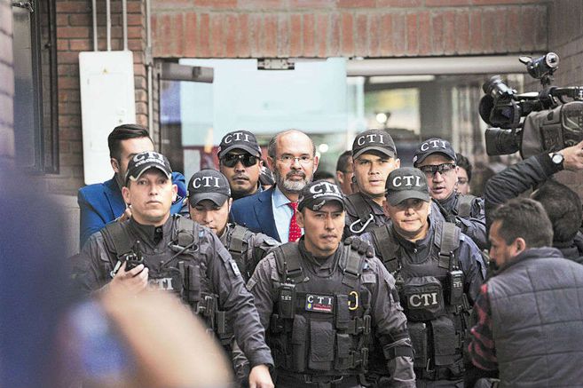 elespectador's tweet photo. #ATENCIÓN Cartel de la toga: condenan a Francisco Ricaurte, expresidente de la Corte Suprema. https://t.co/FeNo5iWGO7 https://t.co/gAouUt9Eyj