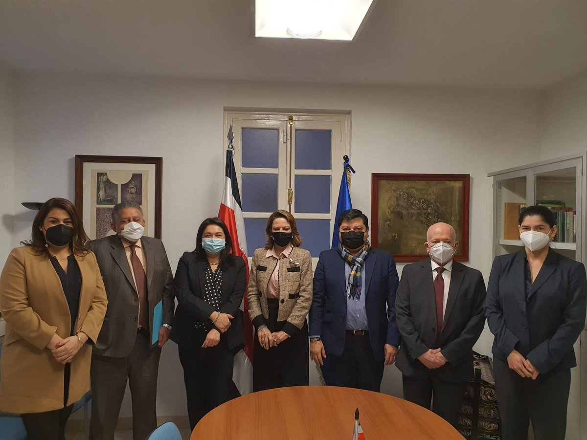 CRcancilleria's tweet photo. Embajada de Costa Rica en España convoca a embajadores representantes del SICA en ese país.
#SomosAcciónExterior
#PPTSICACR https://t.co/uPFlJ1ZVer