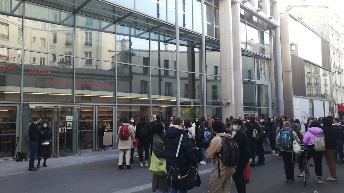 [actu] Les élèves en école d’art dramatique rejoignent les intermittents dans le mouvement de colère bit.ly/3t2pz5j Les élèves de l'@EcoleduTNS occupent leurs locaux à Strasbourg, tandis qu'à <a href="/lacolline_tn/">La Colline</a>, une trentaine d'étudiants occupent également les lieux.