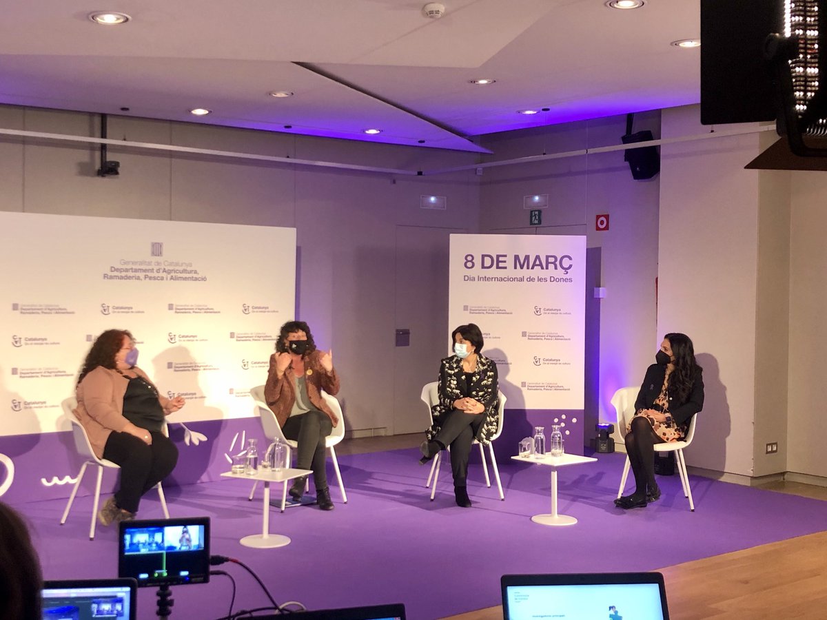 Presentació de l’estudi “La dona a la indústria alimentària” realitzat per <a href="/UdGCCEF/">UdG Empresa Familiar</a> per a ⁦<a href="/agriculturacat/">Agricultura</a>⁩
Situació actual i recomanacions. Queda molt per fer, però coneixem alguns camins.
Cada dia és #8demarç 
<a href="/PatronatEPS/">Patronat Politècnica</a> <a href="/UdGPolitecnica/">Escola Politècnica Superior #50EPS</a> ⁦<a href="/univgirona/">Universitat de Girona</a>⁩