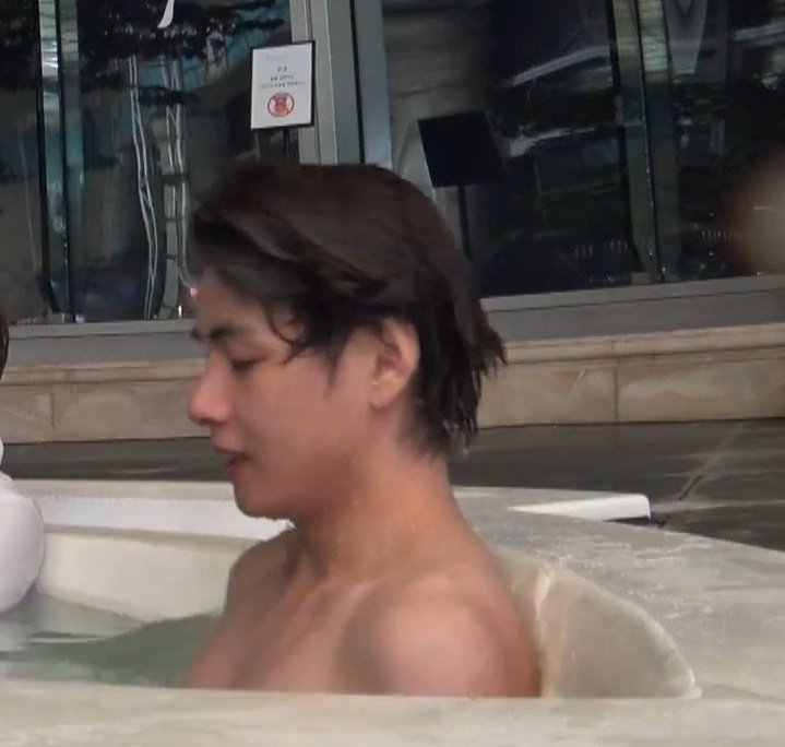 Kim taehyung shirtless 
