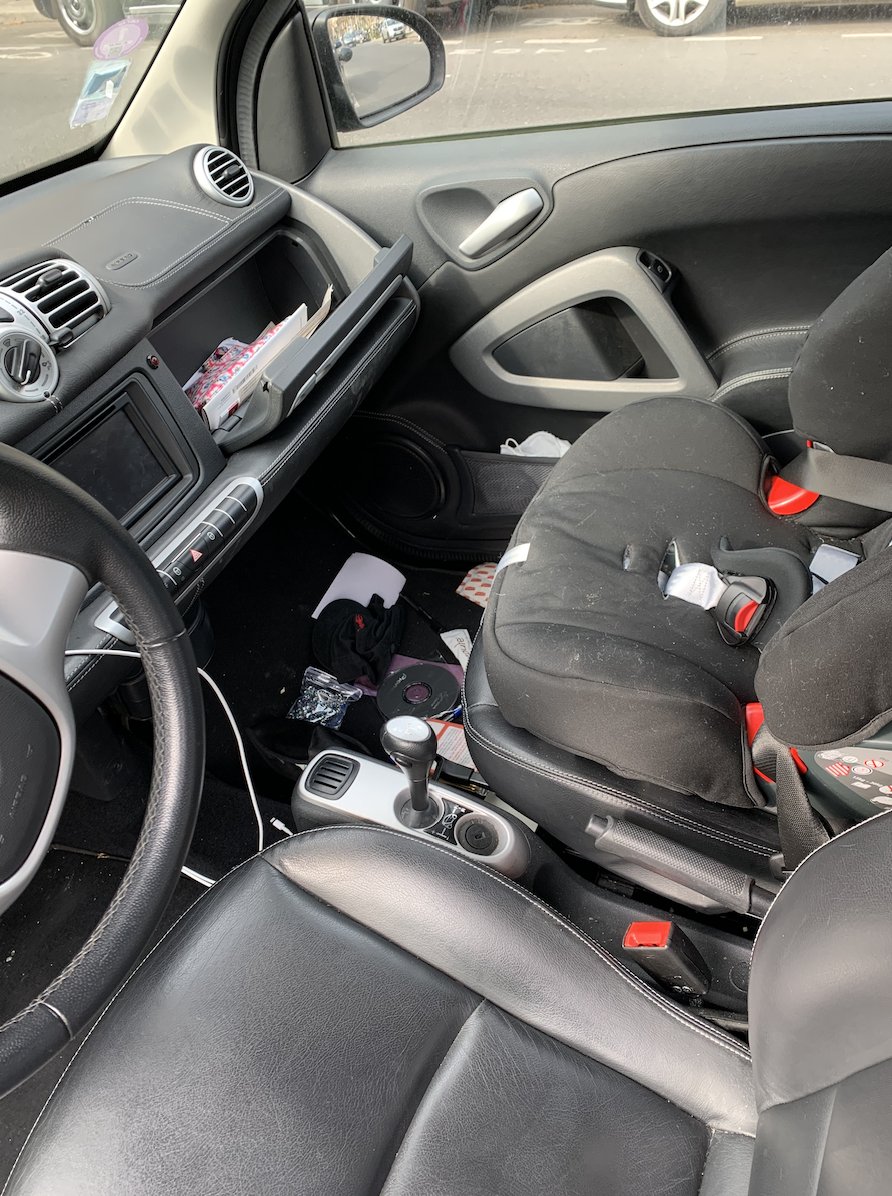 Plus de place de stationnement, voiture vandalisée, chers élus <a href="/fszpiner/">Francis Szpiner</a> <a href="/mairiedu16/">Mairie du XVIe</a> <a href="/EdbergVanessa/">Vanessa EDBERG</a> <a href="/gachet_gerard/">Gérard Gachet</a> ouvrons le dialogue, laissons des places de stationnement résidents aux automobilistes #paris16 #auteuil